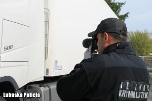 policyjny technik robi zdjęcie ciężarówki