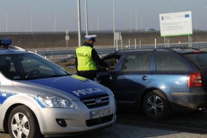 Policjant w trakcie kontroli pojazdu