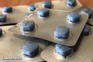 tabletki leżące na stole