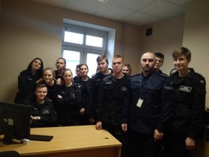 młodzież klas mundurowych w komisariacie policji