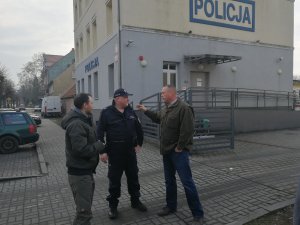 policjant przed siedzibą komisariatu Policji w Skwierzynie oraz żołnierze bez umundurowania
