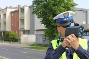 Policjant Ruchu Drogowego z miernikiem prędkości