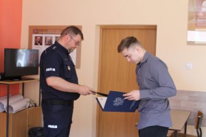 Zastępca Komendanta Powiatowego Policji w Międzyrzeczu wręcza dyplom