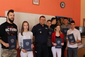Zastępca Komendanta Powiatowego Policji w Międzyrzeczu razem z uczniami