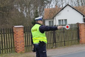 policjant z wydziału ruchu drogowego dający sygnał do zatrzymania