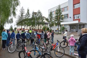 dzieci ze szkoły na egzaminie praktycznym na kartę rowerową