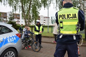 policjanci podczas egzaminu na kartę rowerową
