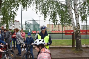 policjant i dzieci przystępujące do egzaminu na kartę rowerową