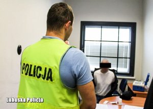 policjant wraz z poszukiwanym pięcioma listami gończymi mężczyzną