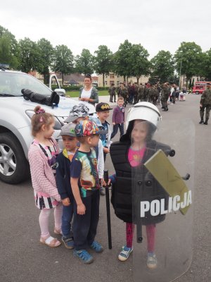 dziecko z tarczą policyjną