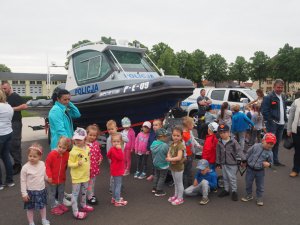 grupa dzieci przy łodzi policyjnej