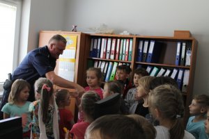 dyżurny opowiada dzieciom o swojej pracy