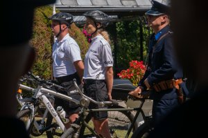 policjanci przy rowerach