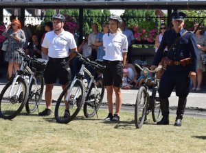 policjanci przy rowerach