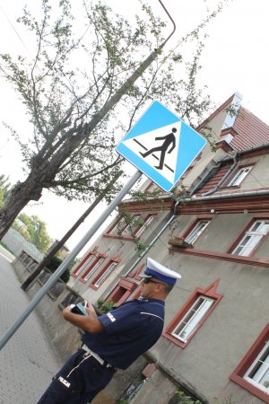 policjant sprawdza znaki