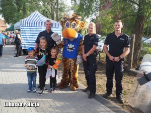 policjanci z dziećmi i maskotką