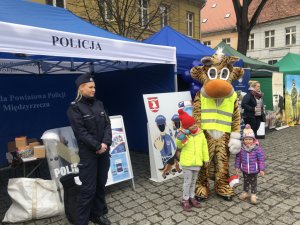 policjantka, dzieci i maskotka
