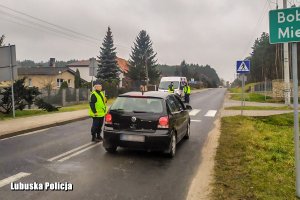 policjanci dokonują kontroli trzeźwości kierujących