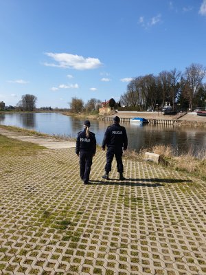 policjanci kontrolujący rejon rzeki