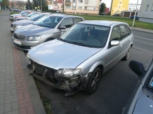 uszkodzony pojazd zaparkowany na miejscu parkingowym
