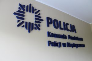 napis na ścianie o treści Komenda Powiatowa Policji w Międzyrzeczu