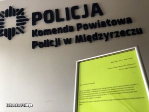 podziękowania na tle napisu na ścianie: Komenda Powiatowa Policji w Międzyrzeczu