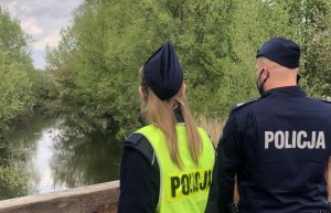 policjantka i policjant na tle rzeki