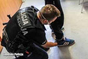 policjant zapina kajdanki