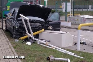 Pijany kierowca staranował urządzenie odpowietrzające paliwo na stacji paliw przy autostradzie A2.