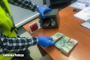 policjant układa pieniądze