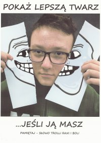 plakat promujący dzień bezpiecznego internetu. Chłopiec trzymający kartki z rysunkami twarzy odzwierciedlającymi nastrój