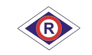 emblemat z literą &quot;R&quot; oznaczającą Wydział Ruchu Drogowego