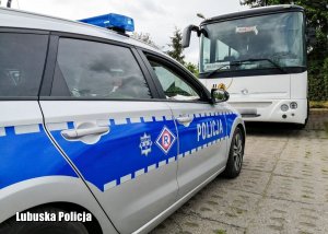 Radiowóz Wydziału Ruchu Drogowego oraz kontrolowany autobus
