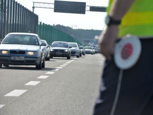 Policjant Wydziału Ruchu Drogowego nadzorujący ruch na autostradzie