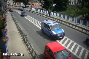 Policyjny radiowóz w trakcie eskorty do szpitala