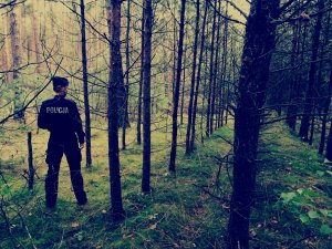 policjantka w trakcie poszukiwań osoby zaginionej w lesie