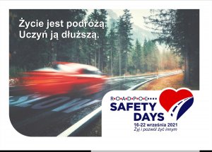 plakat promujący Roadpol Safety days przedstawiający pojazd koloru czerwonego poruszający się bardzo szybko drogą asfaltową na którym widnieje napis o treści SLOW