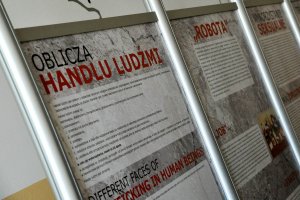zdjęcie przedstawia plakaty  z dużym napisem o treści OBLICZA HANDLU LUDŹMI
