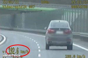 widok z kamery policyjnego wideorejestratora. Pomiar prędkości na drodze ekspresowej pojazdu marki BMW wynik 192 kilometry na godzinę