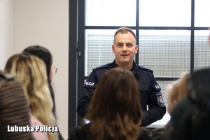 policjant w trakcie pogadanki z młodzieżą
