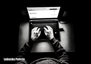 zdjęcie czarno-białe.. dłonie na klawiaturze laptopa