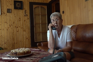 seniorka rozmawia przez telefon