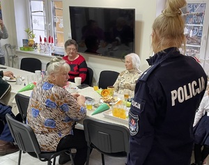 policjantka w trakcie składania życzeń seniorom