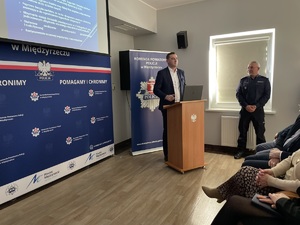narada roczna w Komendzie Powiatowej Policji w Międzyrzeczu, uczestnicy narady siedzą, komendant prezentuje wyniki policjantów na prezentacji multimedialnej