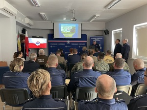 narada roczna w Komendzie Powiatowej Policji w Międzyrzeczu, uczestnicy narady siedzą, komendant prezentuje wyniki policjantów na prezentacji multimedialnej