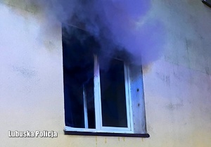 dym wydobywający się z okna płonącego mieszkania