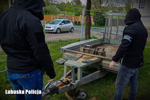 Kryminalni odzyskali skradzioną przyczepę wartą 25 tysięcy złotych i zatrzymali podejrzanych